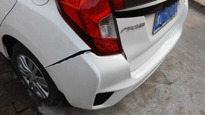 后保險杠外殼撞裂了 保險杠外殼